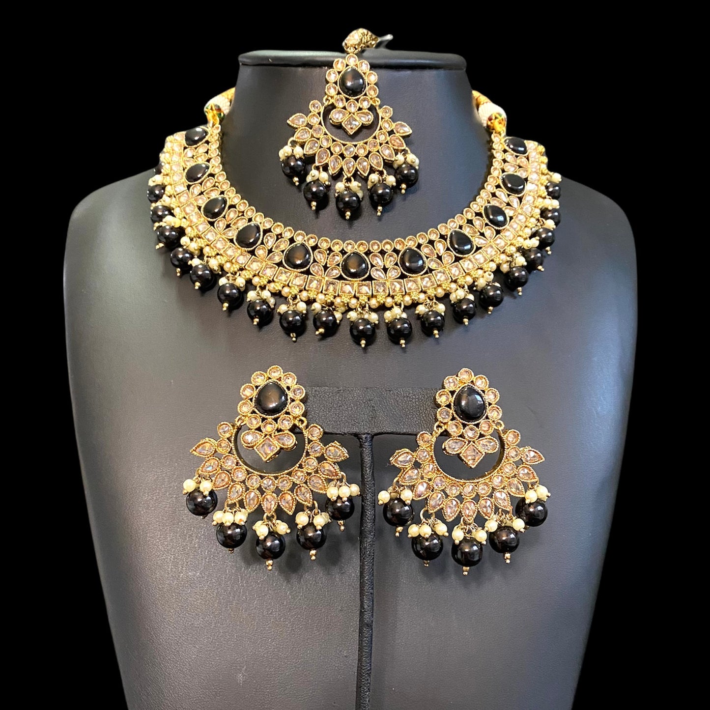 Hena gold and black